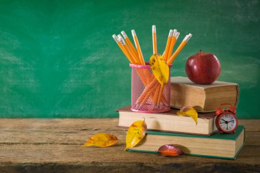 Kalem, çalar saat ve Kitaplar ile Okul arka planda geri