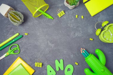 Okul malzemeleri ve kaktüs on bla ile Okul arka planda geri
