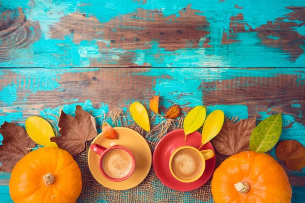 Jesienne tło z filiżanek kawy, liści jesienią i dyni w — Zdjęcie stockowe