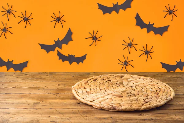 Хэллоуин фон с пустым деревянным столом и плетеным круглым p — стоковое фото