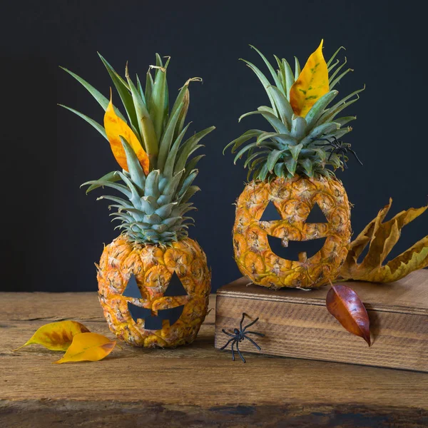 Jack o fener dekor olarak ananas ile Cadılar Bayramı tatil kavramı — Stok fotoğraf