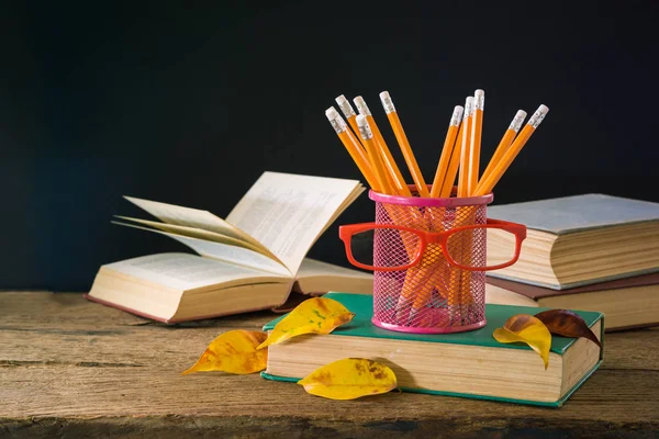 Повернутися до шкільного фону з олівцями, окулярами та книгами на гучномовці — стокове фото