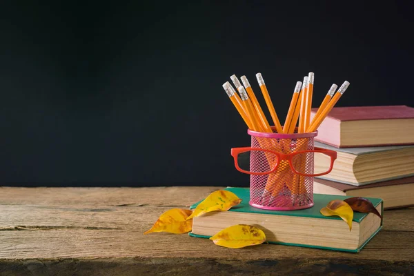 Voltar ao fundo da escola com lápis, óculos e livros sobre woo — Fotografia de Stock