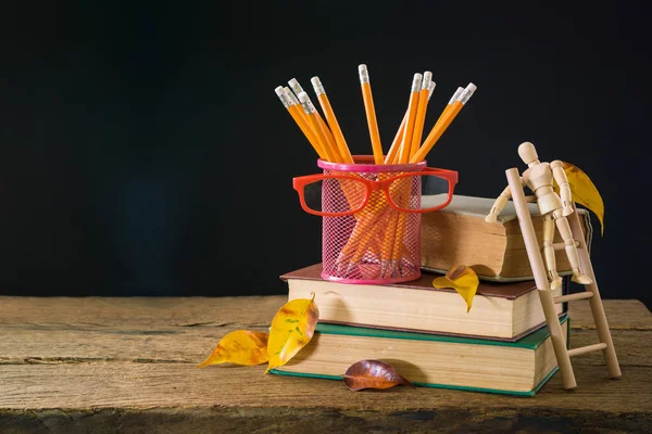 Zpět na školní pozadí s tužkami, sklenicemi a knihami o Woo — Stock fotografie
