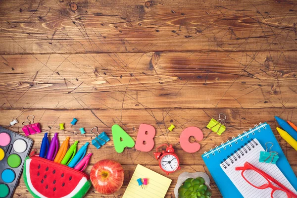 Ritorno a scuola con materiale scolastico sulla lavagna. Per — Foto Stock