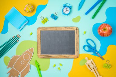 Okul malzemeleri ve kağıt akan sh ile okul kavramına geri dön