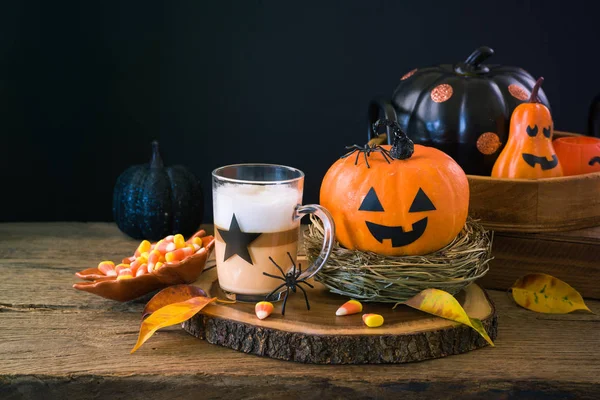 Conceito de feriado de Halloween com latte xícara de macchiato, milho doce — Fotografia de Stock