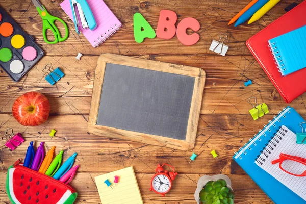 Zurück zum Schulhintergrund mit Schulmaterial auf Holztisch. — Stockfoto