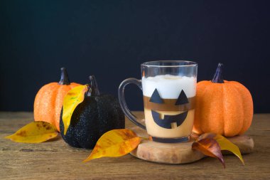 Latte macchiato fincan ve glitter p ile Cadılar Bayramı tatil konsepti