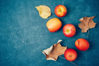 Kırmızı elma ve b üzerinde sonbahar hasat arka plan