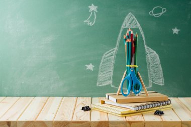 Roket krokisi, kalem ve defter ile okul konseptine geri dön 