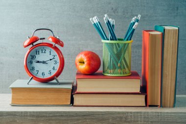 Kalemler, elma, çalar saat ve eski ile okul konseptine geri dön 