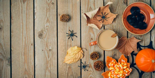 Halloween svátky s kávou, dýní a podzimním — Stock fotografie