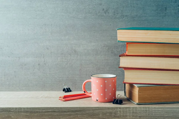 Terug naar school concept met koffie kopje en boeken op houten plank — Stockfoto