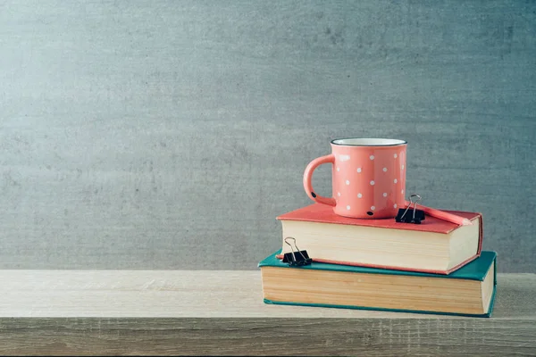 Tillbaka till skolans koncept med kaffekopp och böcker på trä hylla — Stockfoto