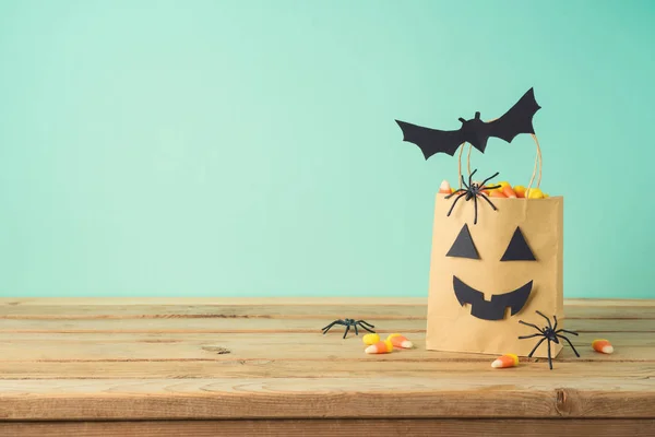 Concepto de vacaciones de Halloween con decoración de bolsa de papel de regalo de fiesta y ca — Foto de Stock