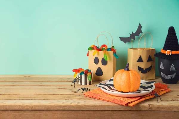 Halloween ajuste de mesa de vacaciones con calabaza brillo, regalo de fiesta — Foto de Stock
