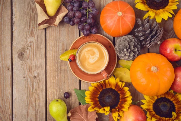 Herbstkonzept mit Kürbis, Äpfeln und Sonnenblumen auf Holzlasche — Stockfoto