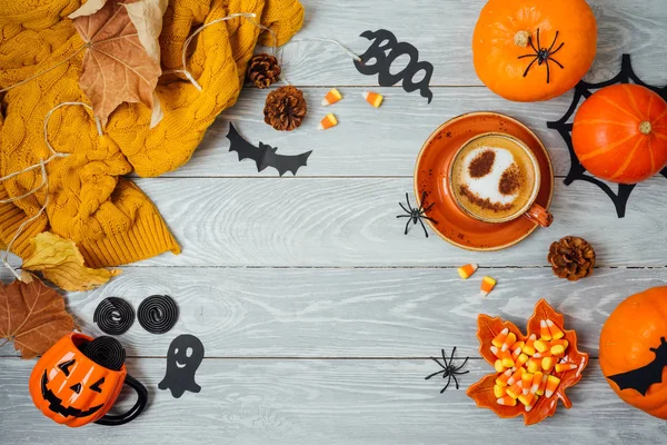 Halloween vakantie achtergrond met koffie kopje, pompoen en herfst — Stockfoto