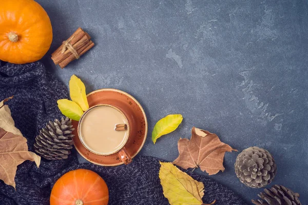Φθινοπωρινή ιδέα με φλιτζάνι καφέ, κολοκύθα και πτώση φύλλα πάνω μπλα — Φωτογραφία Αρχείου
