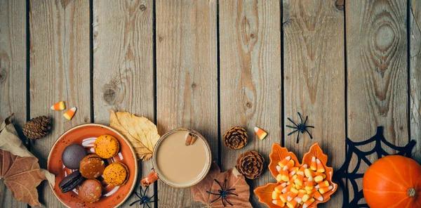 Halloween vakantie achtergrond met koffie kopje, pompoen en herfst — Stockfoto