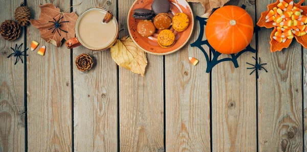 Halloween sfondo vacanza con tazza di caffè, zucca e autunno — Foto Stock