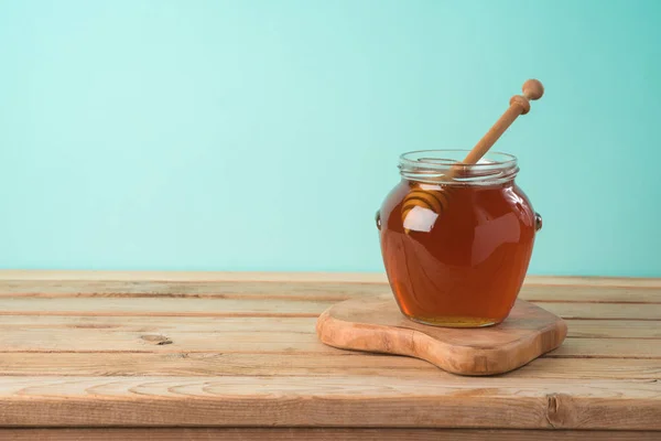 Jewish holiday Rosh Hashana background with honey jar on wooden — Stock Photo, Image