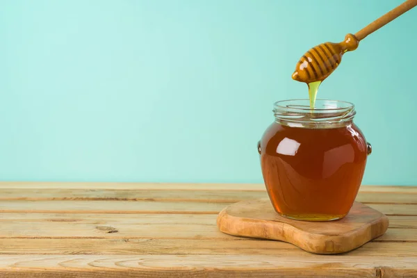 Jewish holiday Rosh Hashana background with honey jar on wooden — Stock Photo, Image