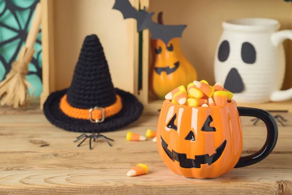 Halloween concepto de vacaciones con Jack o linterna cuo y maíz caramelo — Foto de Stock