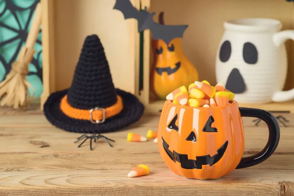 Halloween-Urlaubskonzept mit Jack o Laterne Cuo und Zuckermais — Stockfoto