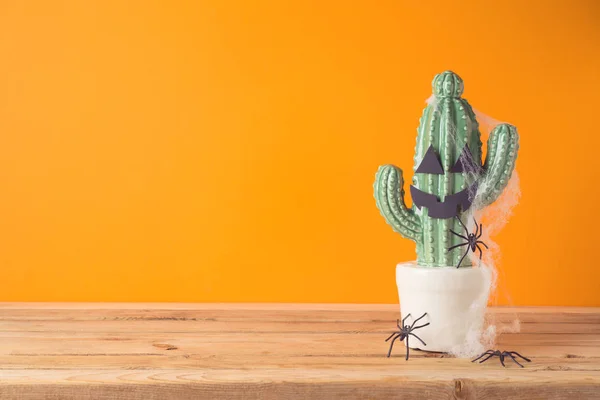 Halloween concepto creativo de vacaciones con gato de planta de cactus o lant — Foto de Stock
