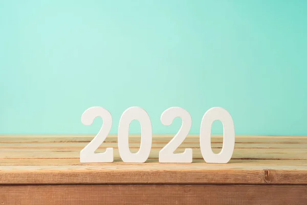 Новый год 2020 на деревянном столе — стоковое фото