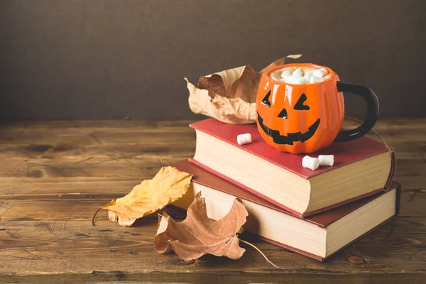 Conceito de feriado de Halloween com copo de chocolate quente, livros e autu — Fotografia de Stock