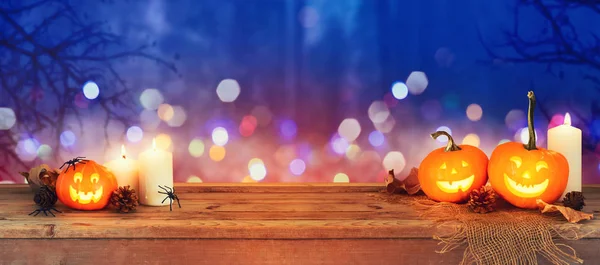 Halloween concepto de vacaciones con jack o linterna de calabaza sobre la oscuridad — Foto de Stock