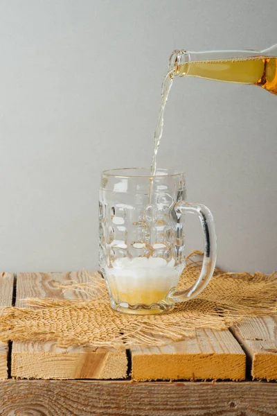 Conceito Oktoberfest com copo de cerveja na mesa de madeira — Fotografia de Stock