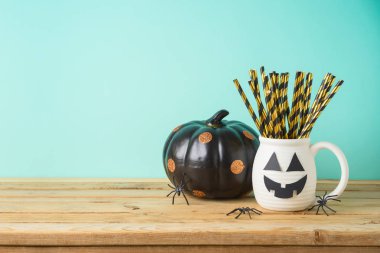 Jack Fenerli ve siyah pompalı Cadılar Bayramı konsepti