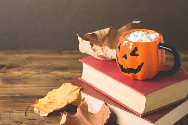 Sıcak çikolata fincan, kitap ve autu ile Cadılar Bayramı tatil konsepti