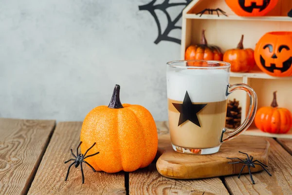 Halloween concepto de vacaciones con café latte macchiato taza y gl — Foto de Stock