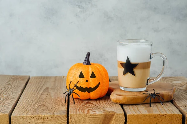 Halloween-Urlaubskonzept mit Latte Macchiato Kaffeetasse und JA — Stockfoto