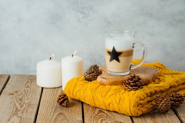 Autunno hygge concetto con caffettiera macchiato latte, candele e — Foto Stock