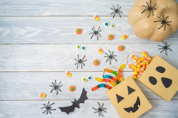 Halloween-Party Hintergrund mit Geschenkpapiertaschen und cand — Stockfoto