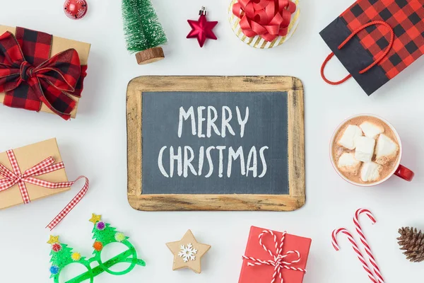 Kerstvakantie achtergrond met schoolbord, geschenkdozen, chocol — Stockfoto