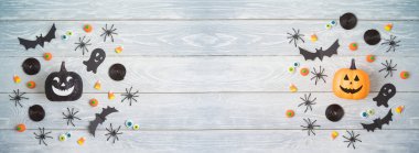 Cadılar Bayramı partisinin arka planında balkabağı süsü var.