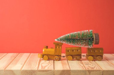 Noel kutlaması konsepti. Oyuncak üzerinde Noel ağacı.