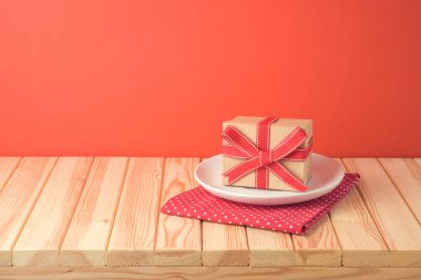 Hediye kutusu, tabağı ve masa örtüsü ile birlikte Noel ağacından bir masa.