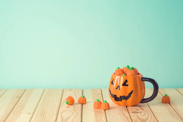 Halloween concepto de vacaciones con jack o linterna taza y calabaza ca —  Fotos de Stock
