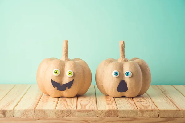 Concetto di festa di Halloween con simpatico arredamento divertente zucca su legno — Foto Stock