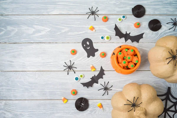 Halloween holiday party background with pumpkin decor and candy — Stock Photo, Image