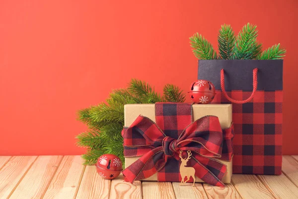 Χριστουγεννιάτικη γιορτή έννοια με κουτί δώρου, χάρτινο δώρο — Φωτογραφία Αρχείου