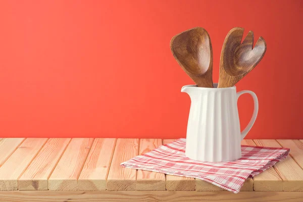 Kırmızı şenlik masasının üzerinde mutfak aletleri olan ahşap bir masa. — Stok fotoğraf
